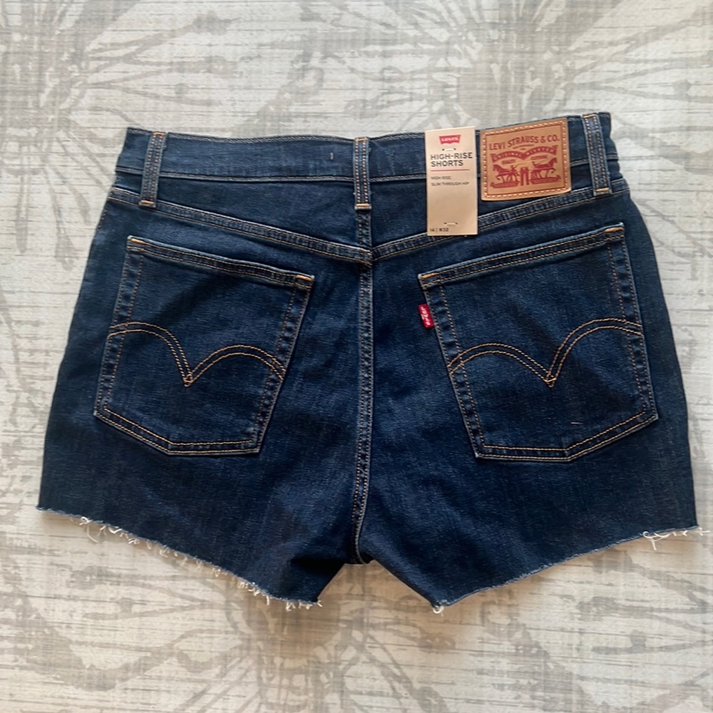 Levi’s HIGH RISE SLIM THROUGH HIP SHORTS 14 | W32 - Picture 8 of 13